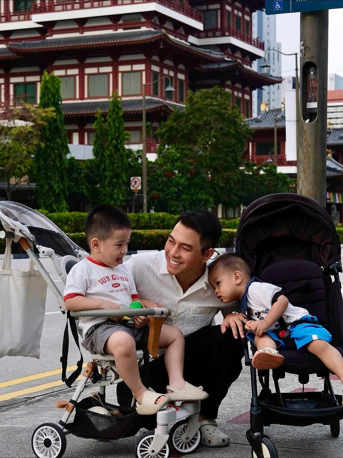 Triều cười đùa cùng hai con trên phố